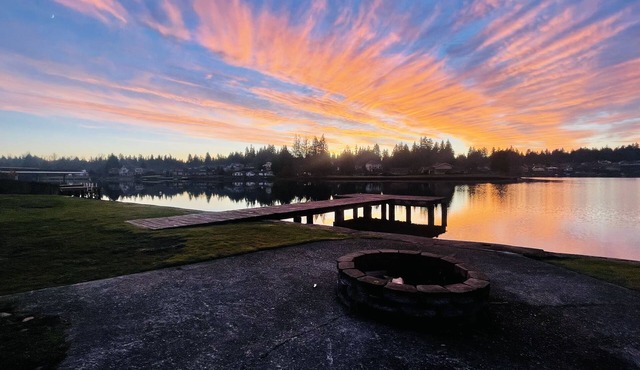 Lake Tapps Dock House on the Bankers Island with Boat Launch