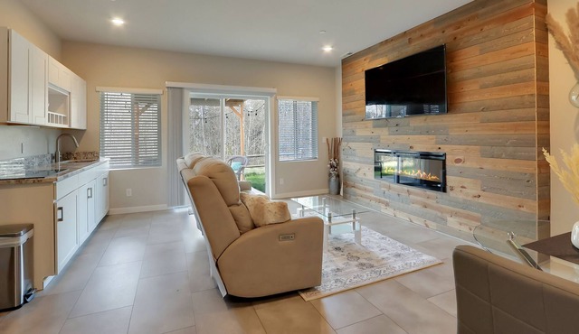 Lake Tapps Luxury Private Oasis