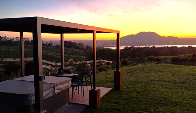 Lake Taupō Luxury Home + Hideaway Apartment + Spa Pool