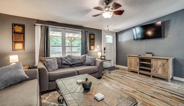 Lake Tawakoni Basecamp: Covered Patio + Fire Pit!