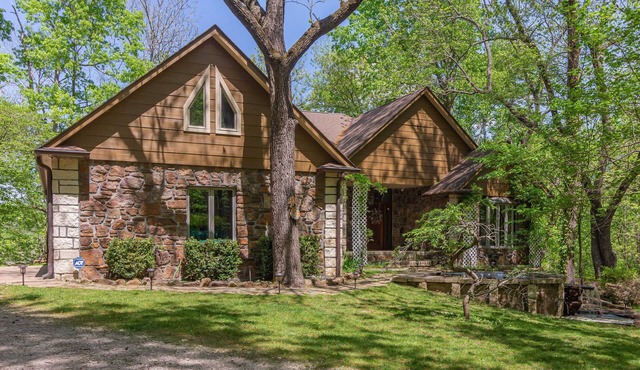 Lake Tenkiller Family Friendly Estate on the Illinois River - Summer Getaway!