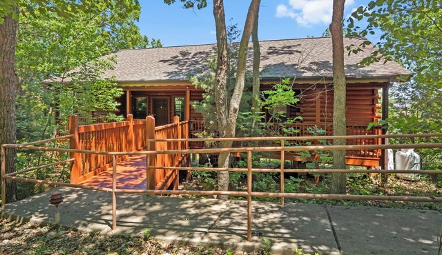Lake Themed Cabin for Two, Jacuzzi Tub - Minutes from Shows! Ticket-Golf Deals