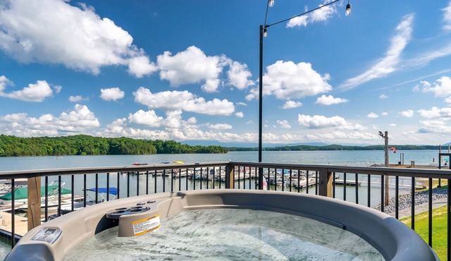 Lake Therapy - Lake View / Mountain View / Fire Pit / Corn Hole / Hot Tub