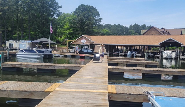 Lake Tillery 7 Minutes to Marina! Sleeps 8, Large Deck with WiFi and AC