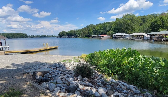 Lake Tillery Area, 4-bedroom house in charming Norwood with WiFi, Deck and AC