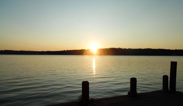 Lake Tillery- Beautiful sunrises, large screened porch, and newly renovated home