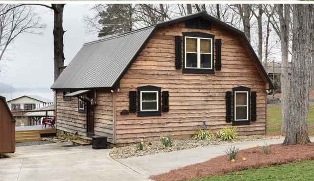 Lake Tillery Waterfront Home, Relax w Private Dock ~ Amazing Sunsets
