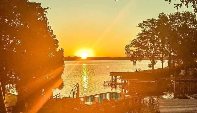 Lake Tillery with HOT TUB & long range view