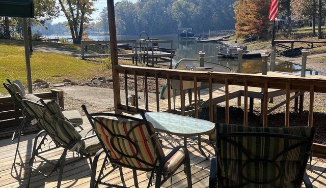 Lake Time - Dock, Boat Ramp, Wi-Fi, Screened Porch, Kayaks, Dogs, Foosball