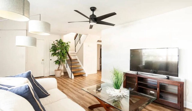 Lake Townhome w/Pool near USF, Busch Gardens, Moffitt and Tampa