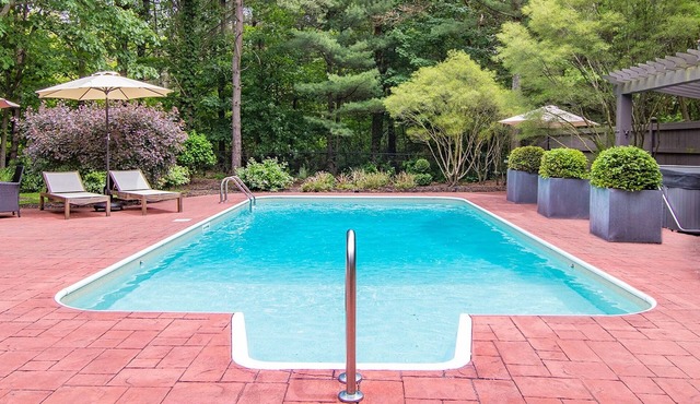 Lake Trail Lodge Oasis With Private Hot Tub; short bike to downtown Saugatuck!