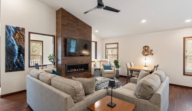 Lake. Trails. Ski. Repeat. - Cozy Condo Between Petoskey & Harbor Springs
