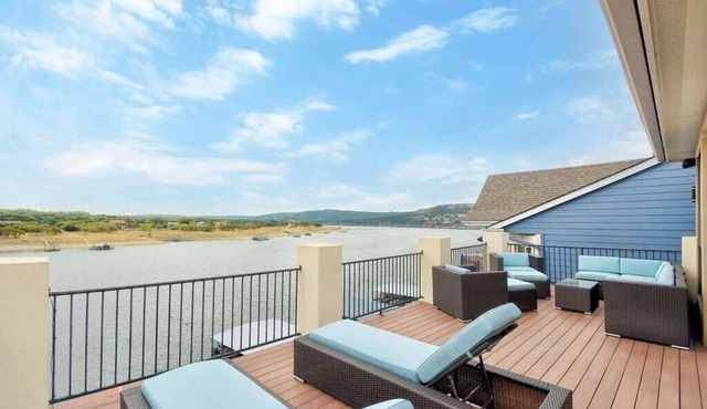 Lake Travis boat dock for swim/fish, private hot tub, air hockey, pool, pingpong