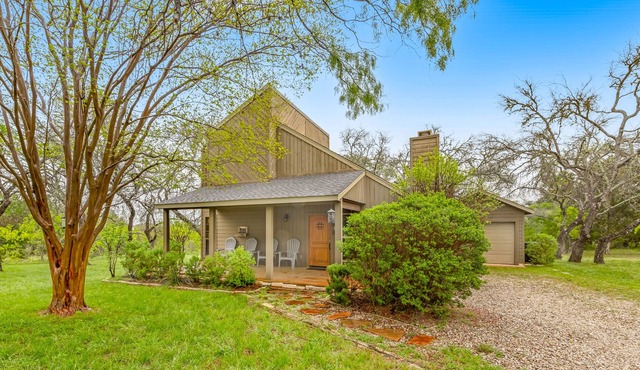 Lake Travis cottage at Windermere Oaks with large deck, pool, & tennis