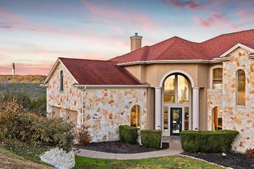 Lake Travis Family Retreat with Theater Game Room and BBQ 7 min from Marina