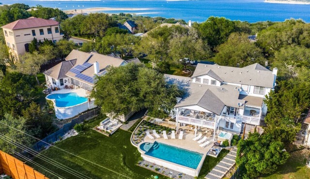 Lake Travis Heated Pool, Bride Retreat, Hot Tub, Sports TVs & Foosball!