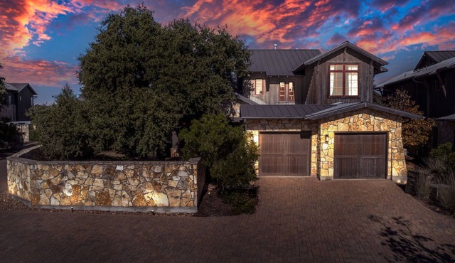 Lake Travis Home in Resort Community "The Reserve". Boats, kids & pets welcome!