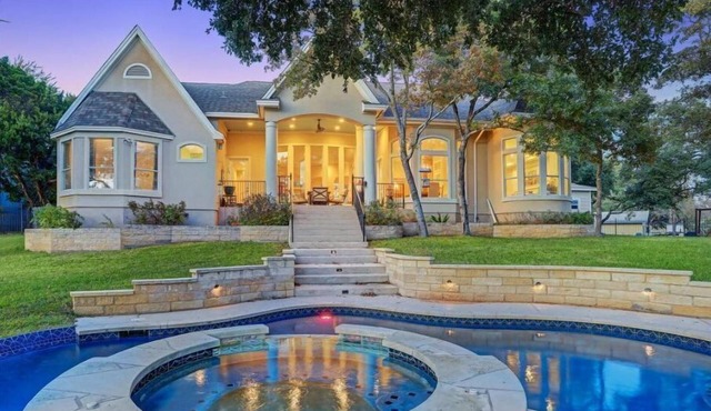 Lake Travis Luxury Estate, Private Heated Pool, Multiple Spas, Weddings Welcome!