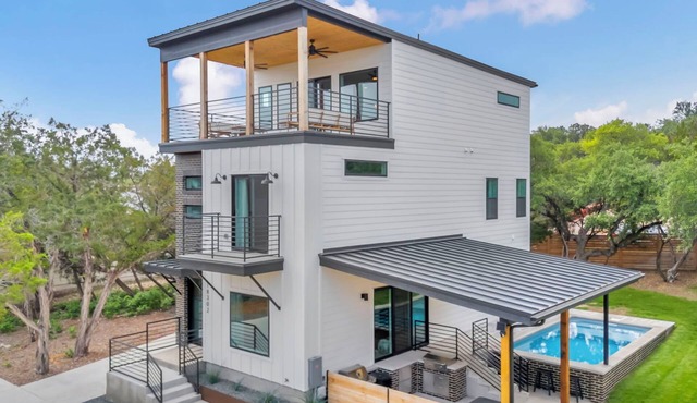 Lake Travis Retreat w/Pool, Views & Outdoor Kitchen. Perfect for groups