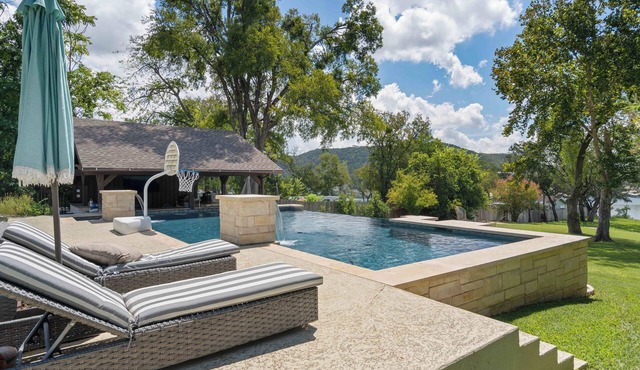 Lake Travis Tranquility: waterfront w/pool, hot tub, boat dock, bar & game room
