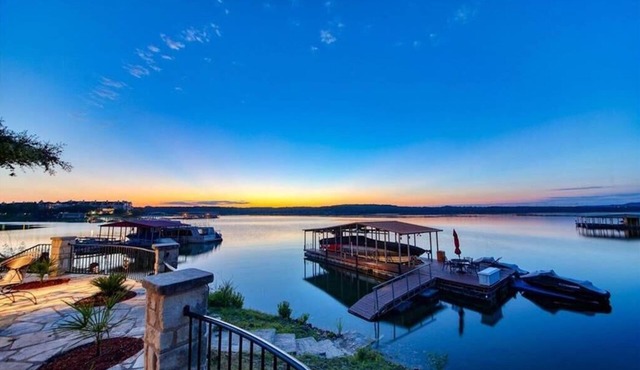 Lake Travis Waterfront lodge/Dock/Firepit/Outdr Lux