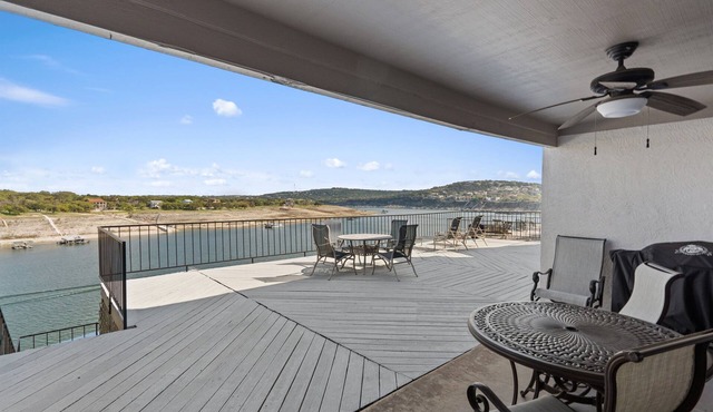 Lake Travis waterfront with Pool, Hot tub and Swim/Fish Dock, sleeping up to 4