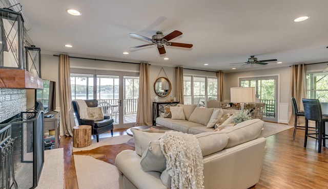 Lake Tuscaloosa Designer House with 4 King Beds! -Right on Water- 20 Min to UA!
