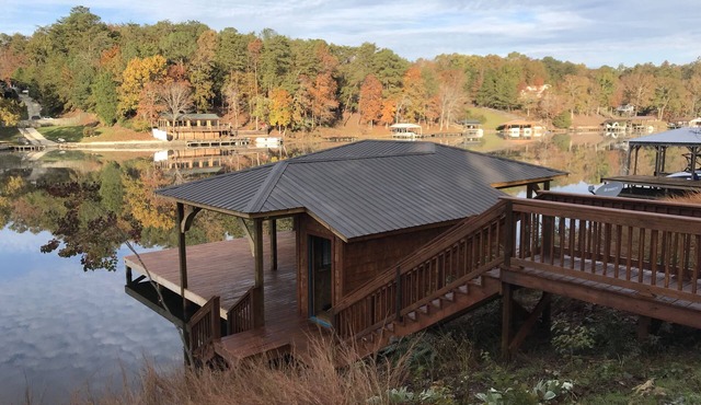 Lake Tuscaloosa Home with an amazing dock!