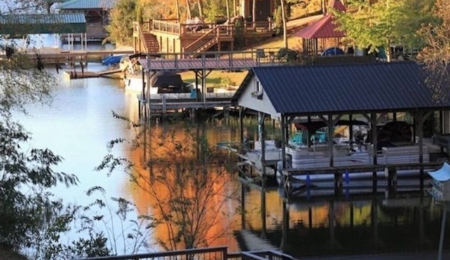 Lake Tuscaloosa Waterfront Home -great for friends, families, and Bama parents!