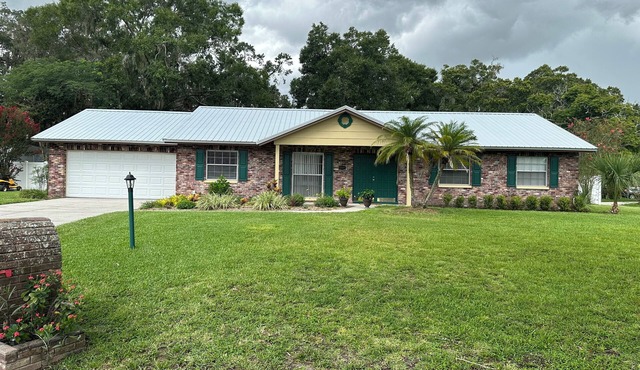 Lake Valrico Camelot Court with Heated Pool and access to 134 acre private lake