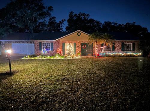 Lake Valrico's Camelot Court with HEATED POOL & access to private lake