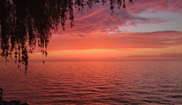 Lake veiw cozy cottage! Great stop before Niagara Falls