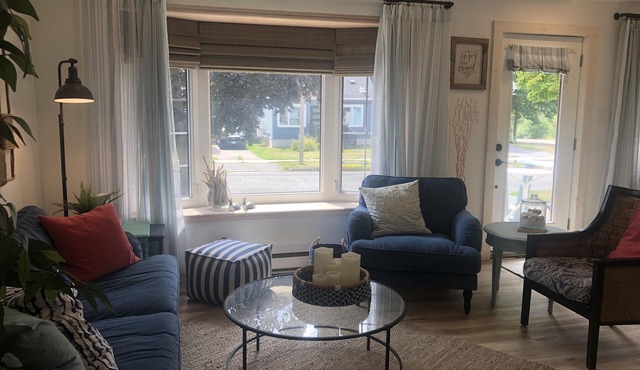 Lake Vibe - 3+ Bdrm House on Ashburnham Point