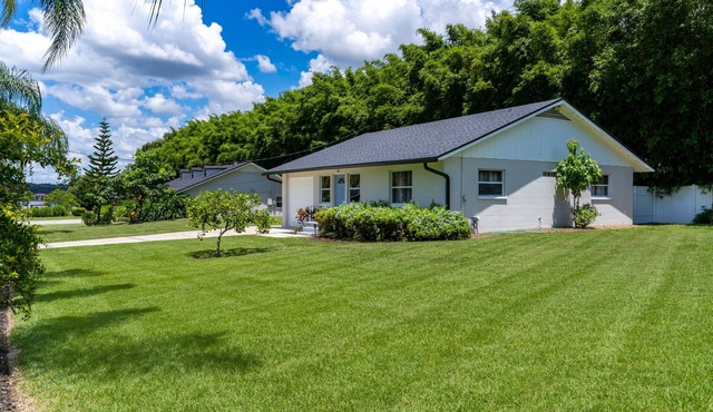 Lake Vibes Only ~ Cozy Lake House, short drive to Downtown Mt Dora & Tavares!
