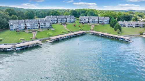Lake Vibes - Pet Friendly Lakefront Condo!