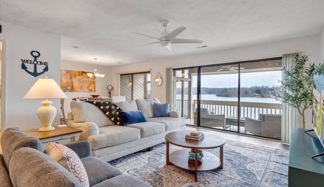 Lake Vibes - Pet Friendly Lakefront Condo!