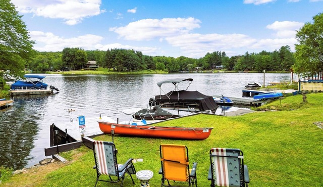 Lake Vibez: 5BR Pocono Lakefront -Private Dock, Kayaks, Boats, Ski & Tube Access