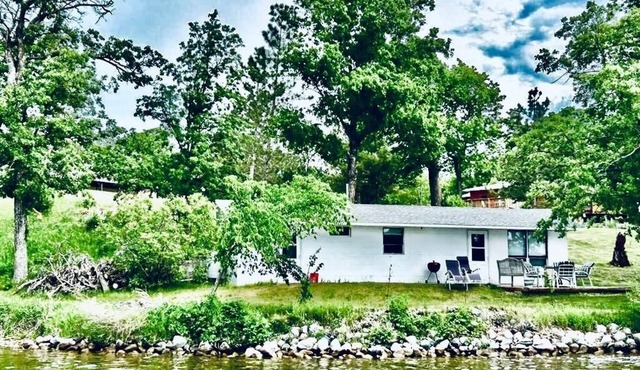 Lake Victoria, White cabin with beautiful views overlooking the lake