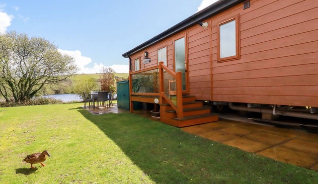 LAKE VIEW 10, pet friendly, country holiday cottage, with pool in Par