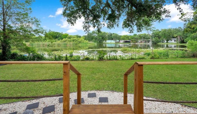 Lake view + 10min to dwtn + near parks + 2 guests!