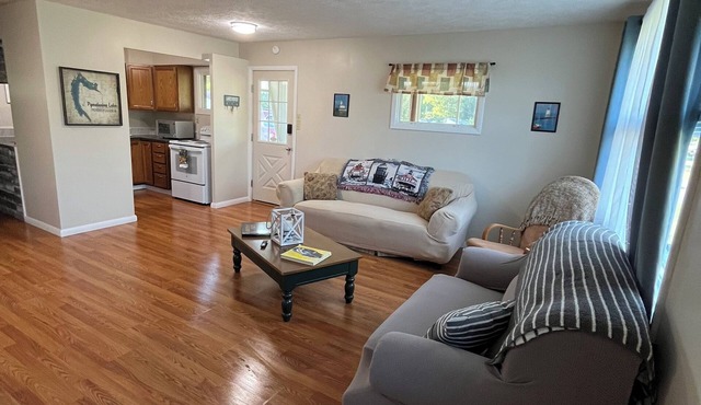 Lake view 2-bedroom cottage with new hot tub