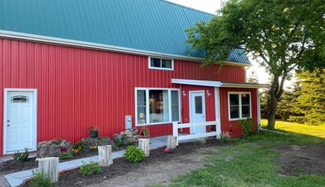 Lake View 3 Bedroom Barn