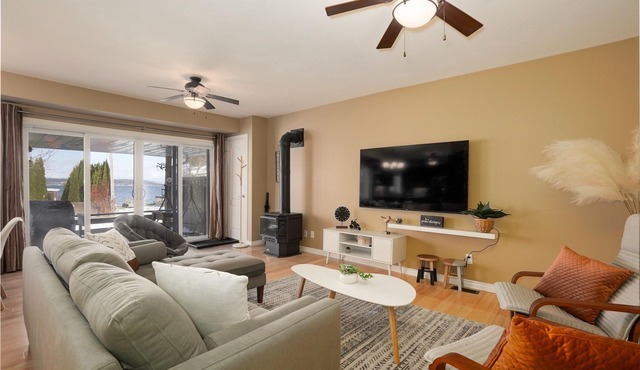 Lake view 3-bedroom cottage- Hot tub & Pool table