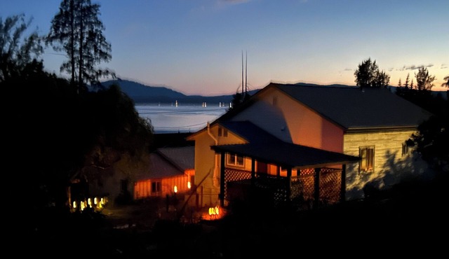 Lake view 3-bedroom house in lovely Hope with WiFi, AC. Enjoy your stay