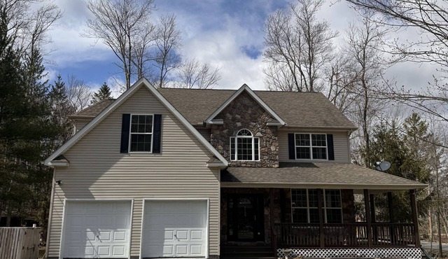 Lake view 4-bedrooms house for 12 people in gated community in peaceful Pocono