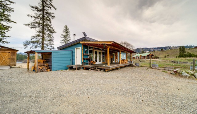 Lake-View 4-Season Retreat in Republic!