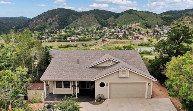 Lake View 5-Bedroom House with a Mountain Backdrop