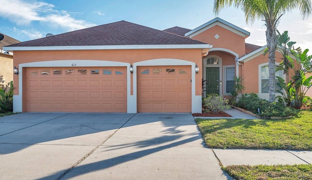 Lake View 6 bedrooms, tennis Courts, playground, close to beach area, large home