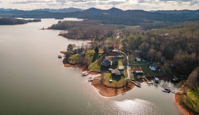 Lake view and lakes access home on Lake Chatuge -mountain view -spacious home.