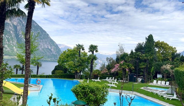 Lake view apartment with terrace, outdoor pool and parking space